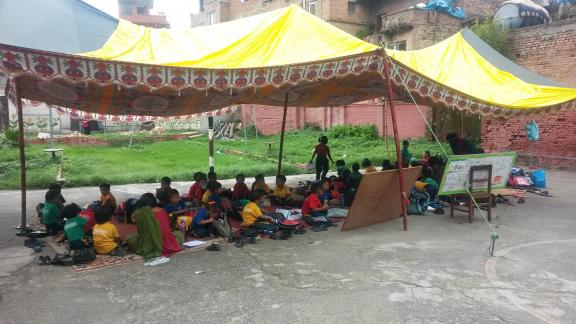 ours dans une école après séisme au Népal 2015