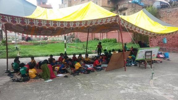  ours dans une école après séisme au Népal 2015