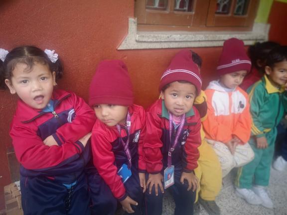 les enfants sur le banc