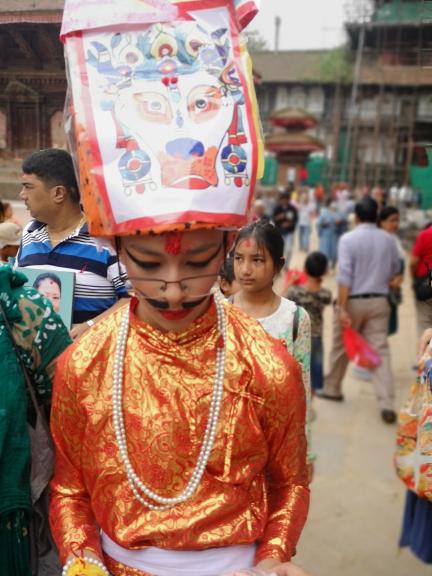 Un enfant déguisé pour Gaia Jatra